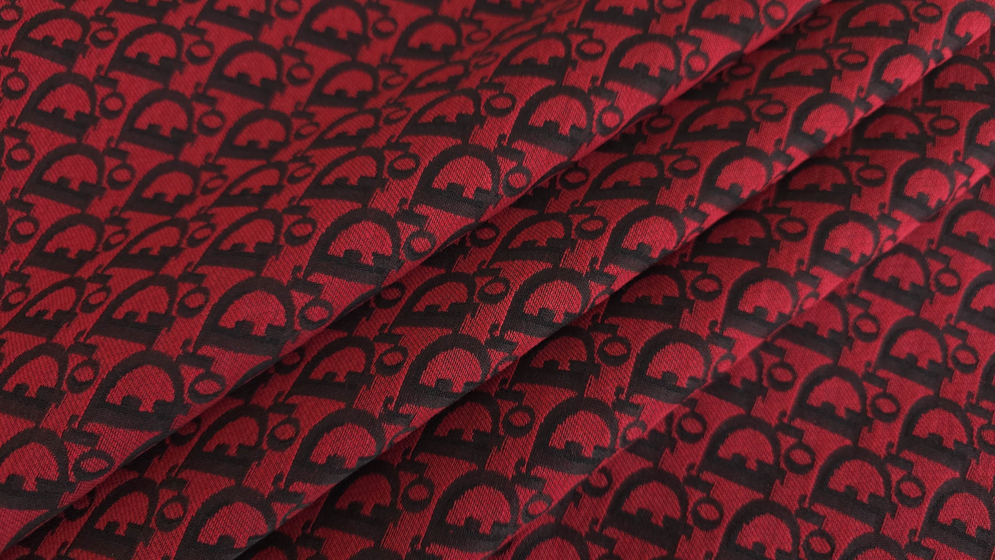 material brocard bumbac cu logo negru asezat in dungi diagonale