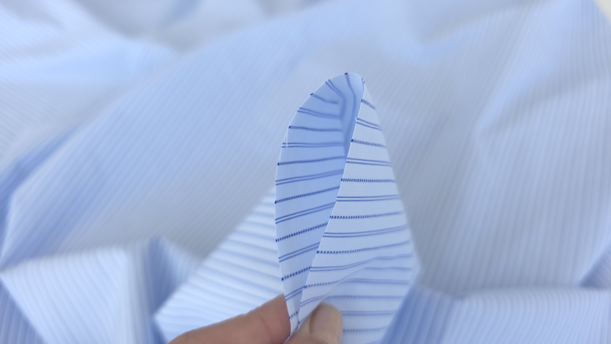 material elastic pentru camasi bleu prins intre degete la metru
