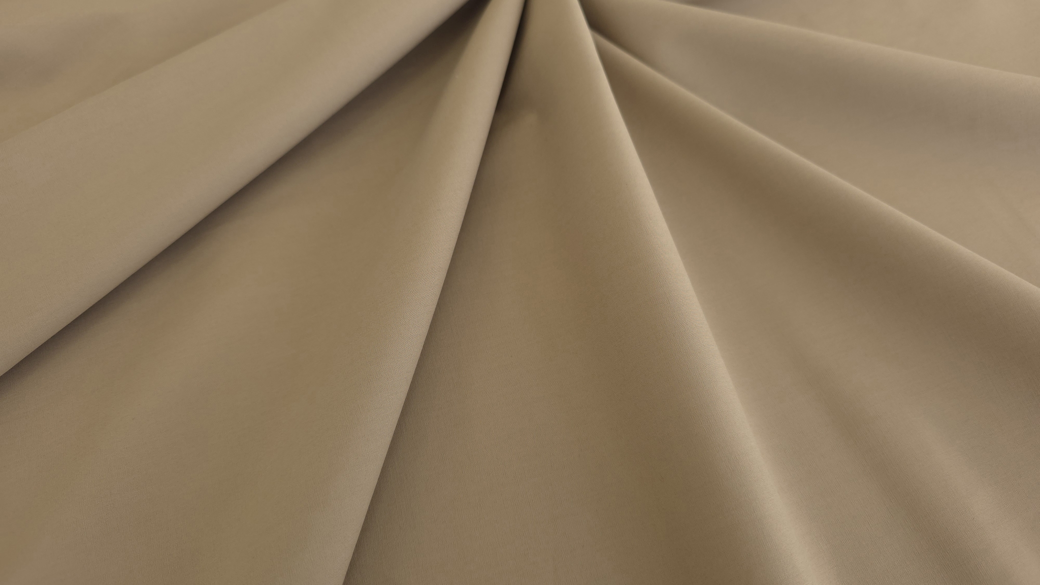 material nude inchis strans in spirala din centru