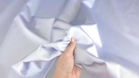 material silver grey tinut in mana cu reflexii discrete de lumina