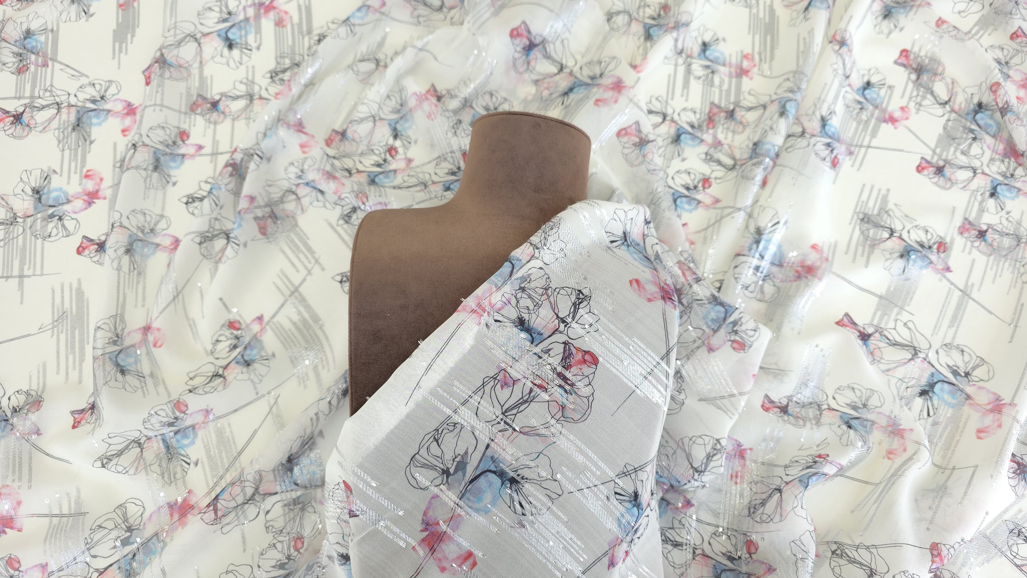 material transparent multicolor asezat pe bust maro de expunere