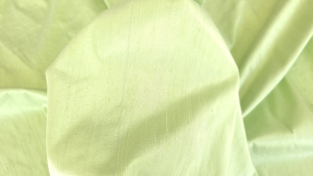 material verde lime deschis asezat pe mana cu luciu discret