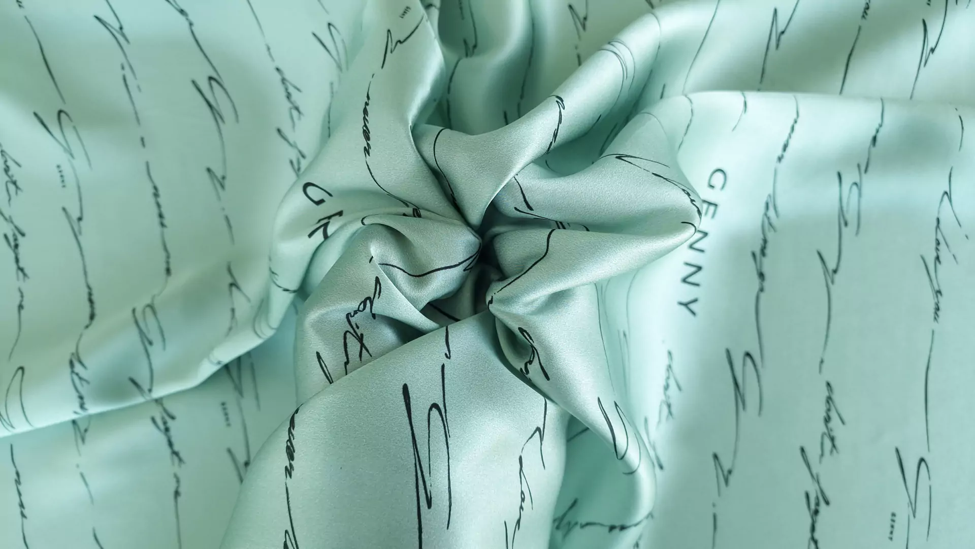 nod textil răsucit cu pliuri lucioase și reflexe fine