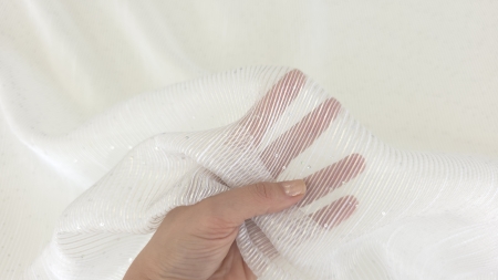 organza diafana ivoire prinsa in mana cu transparenta ridicata