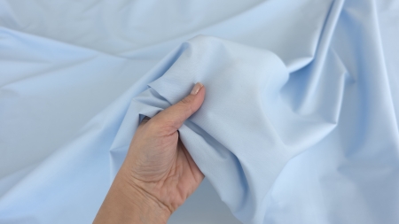 poplin baby blue din bumbac prins in mana cu falduri moi