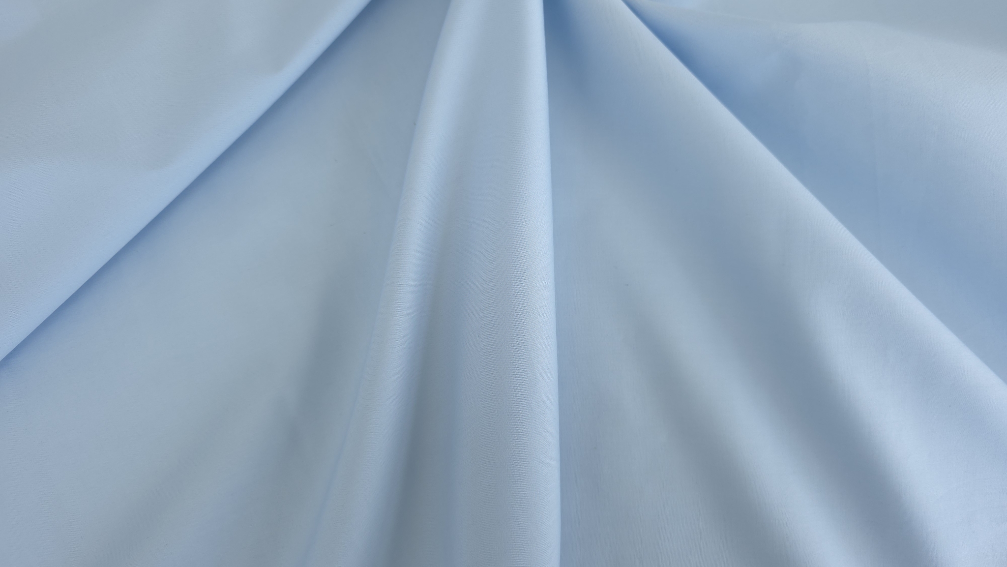 poplin baby blue la metru strans in spirala din centru