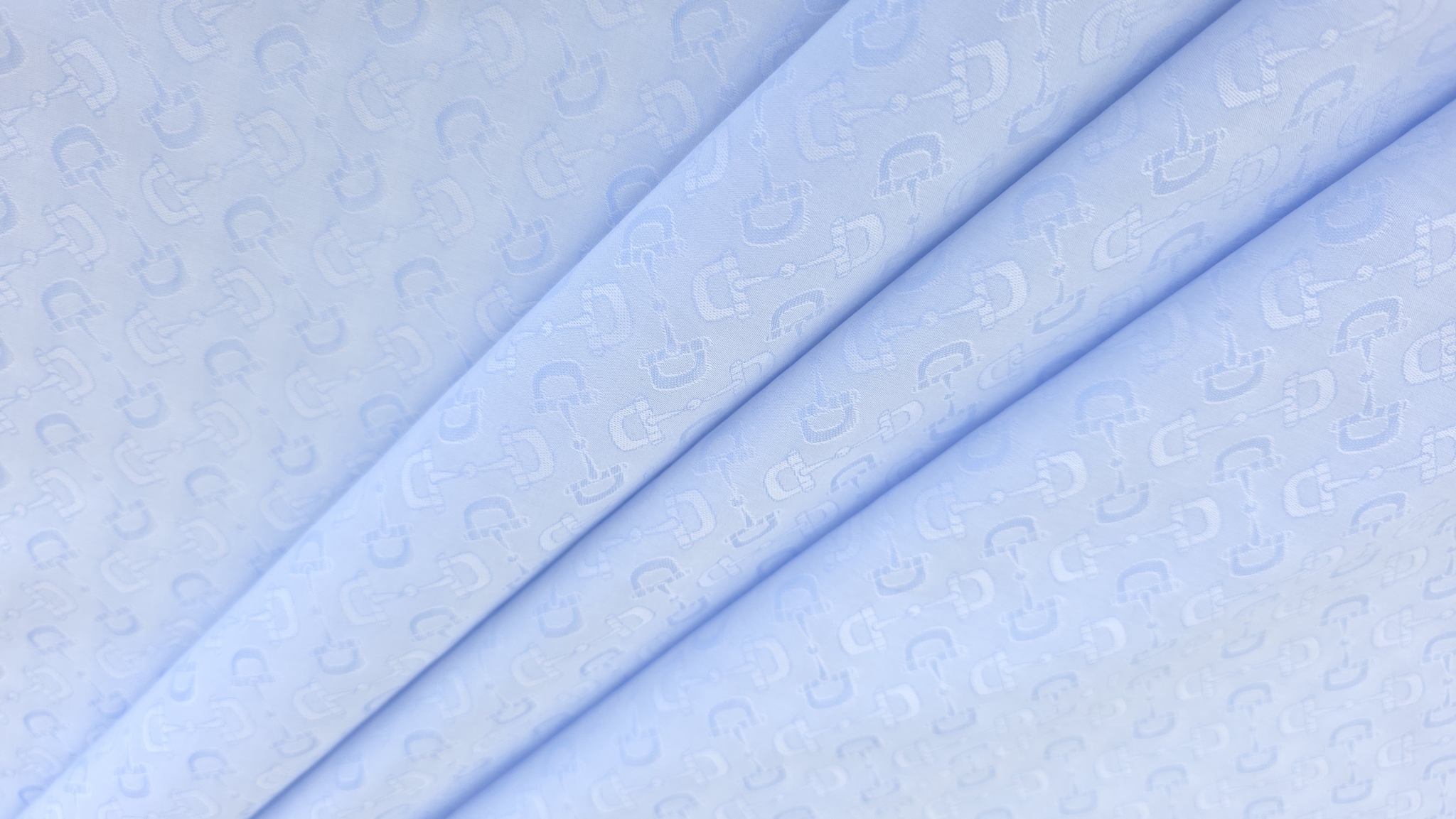 poplin bumbac cu monograma bleu asezat in falduri diagonale