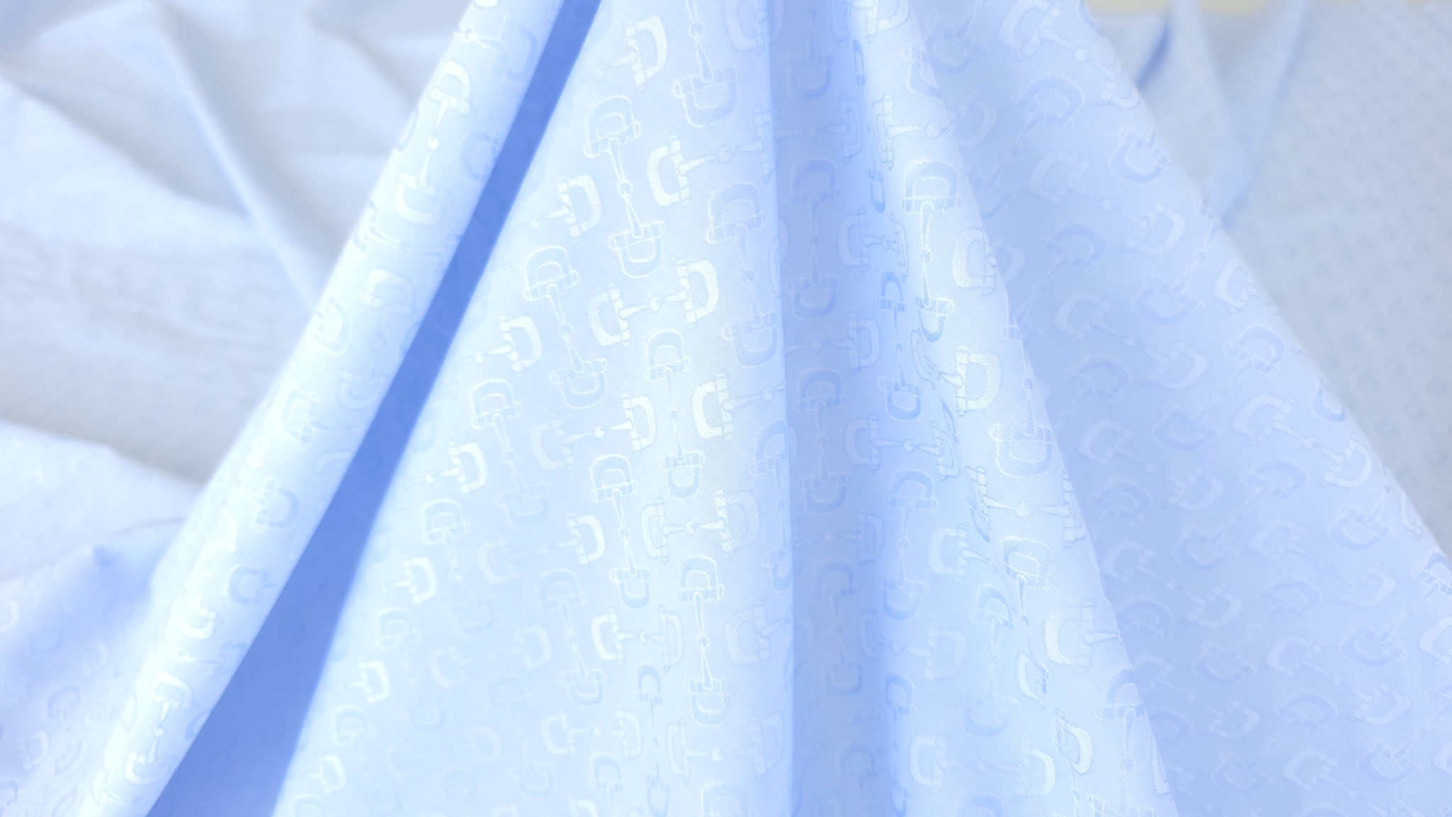 poplin bumbac cu monograma bleu disponibil la metru