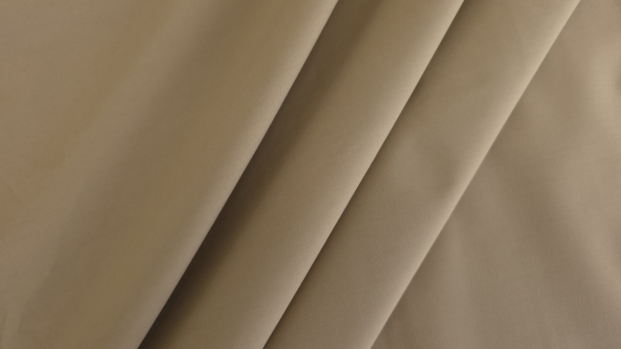 poplin nude inchis din bumbac cu falduri paralele diagonale
