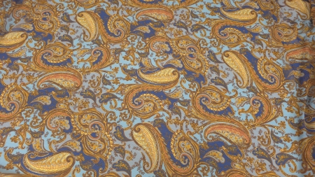 prim plan cu motiv auriu pe fond albastru intens si bleu deschis