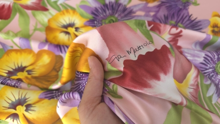 satin din mătase naturală cu imprimeu botanic împăturit cu mai multe straturi vizibile
