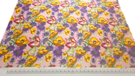 satin imprimat cu model floral mat din mătase naturală desfășurat cu rigla de măsurare vizibilă