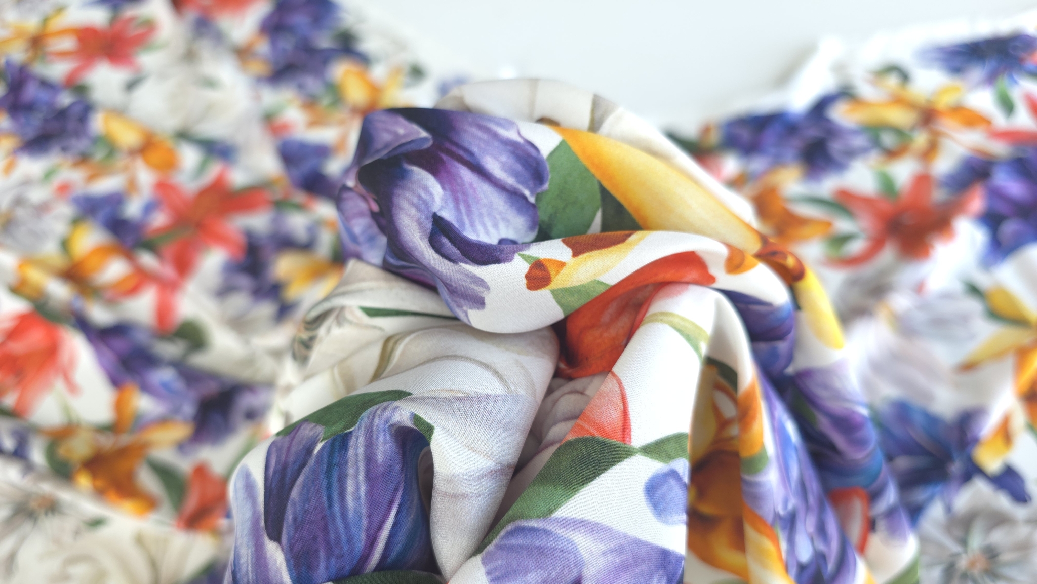 satin mat din mătase naturală imprimat floral strâns în mână