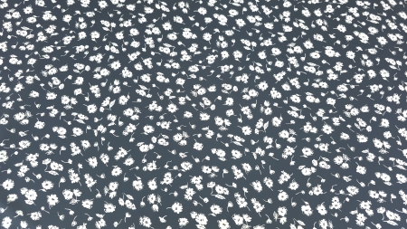 satin mat elastic din matase naturala cu imprimeu floral bleumarin cu alb cadru general