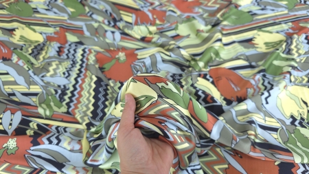 satin matase Missoni la metru strans in mana