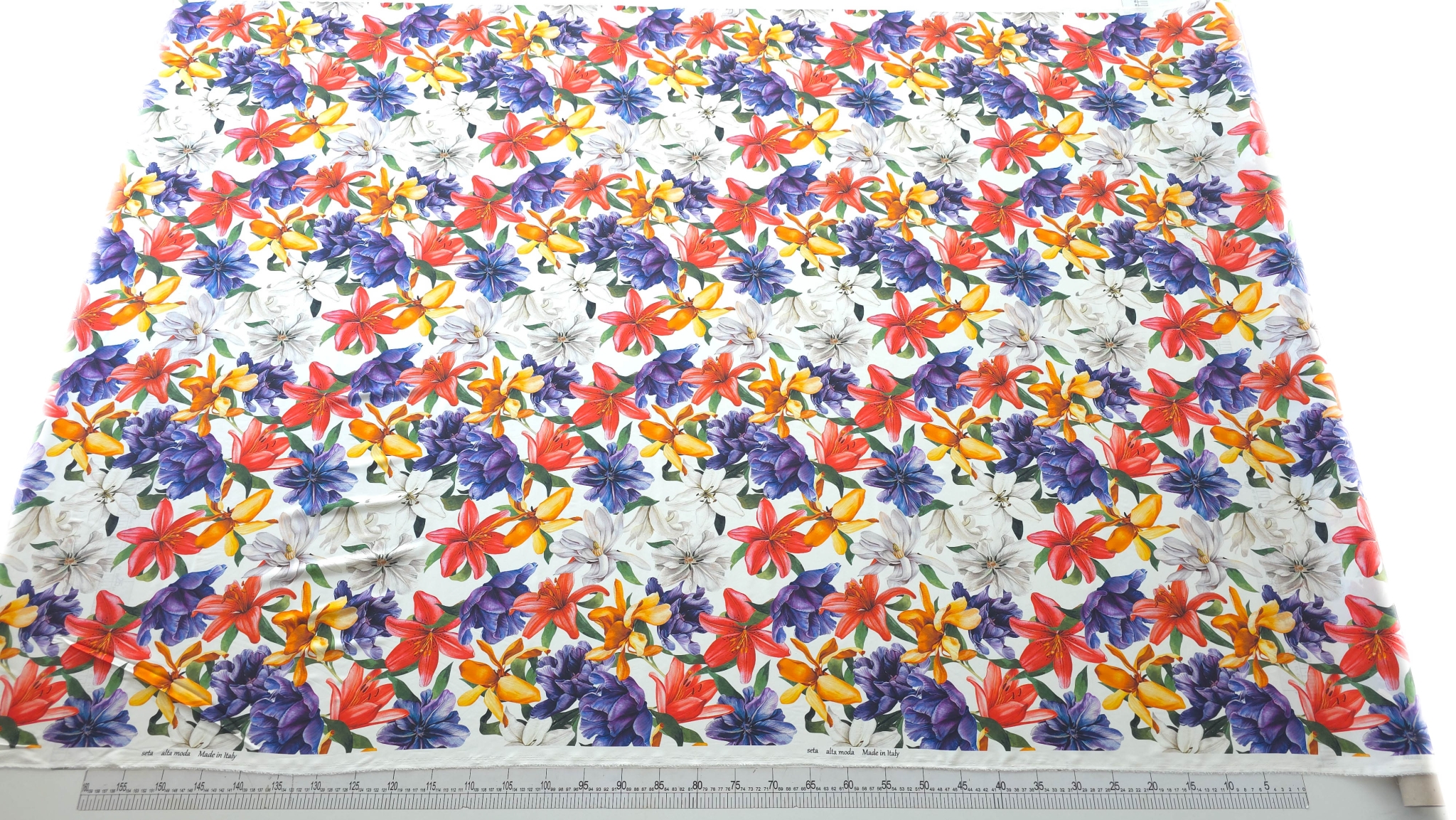 satin natural italian cu imprimeu floral desfășurat pe toată lățimea cu rigla de măsurare