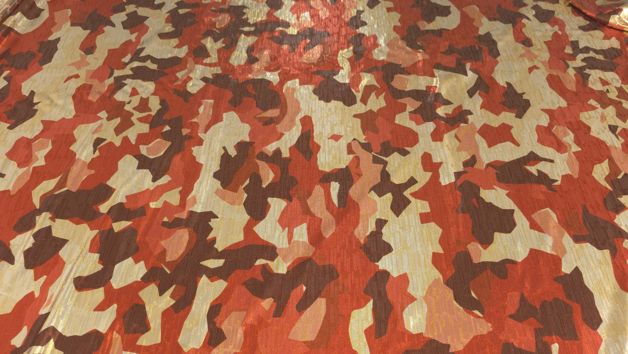 suprafata jacquard multicolor asezata plat cu motiv amplu camuflaj