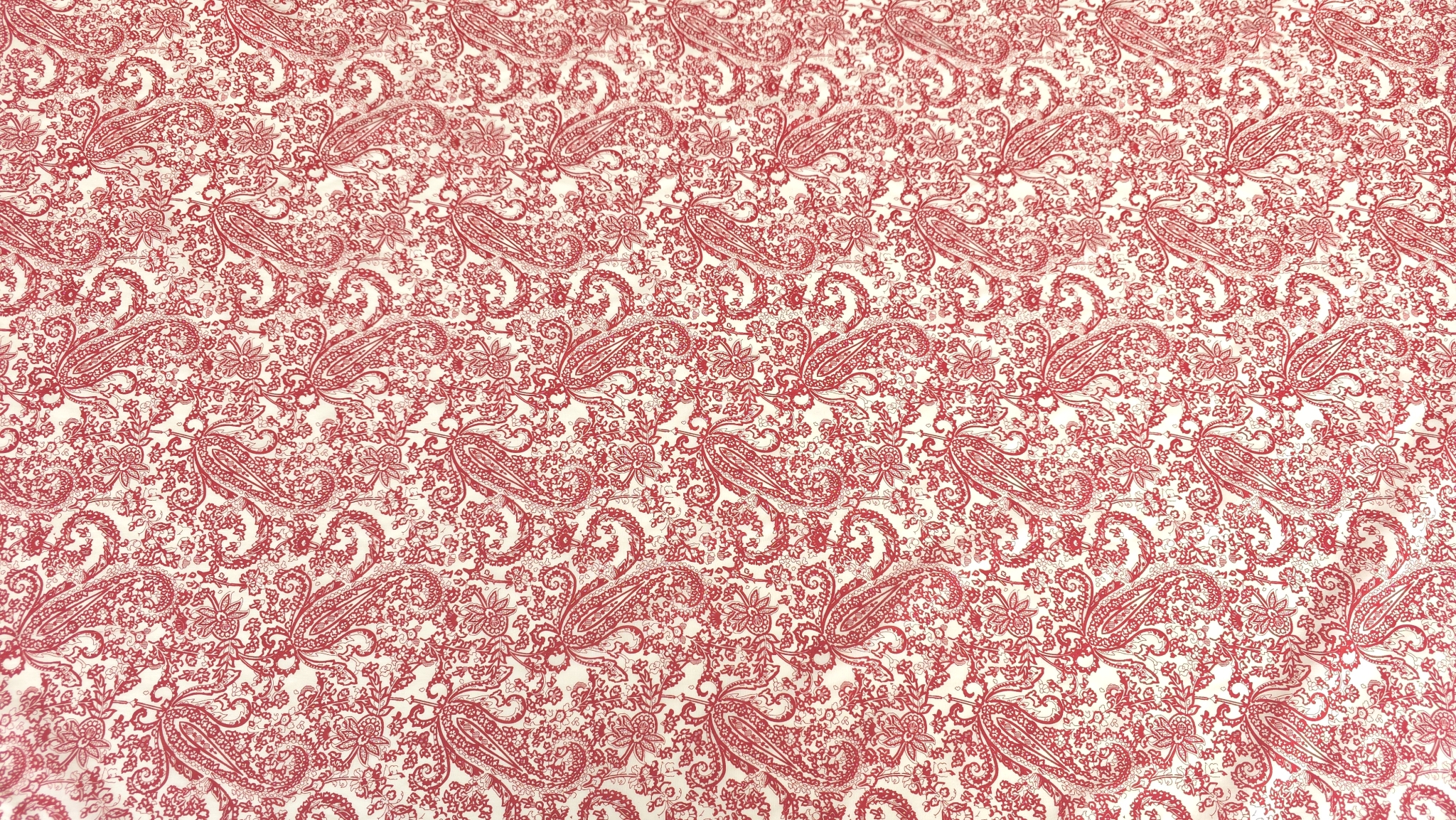 tesatura imprimata din vascoza cu model paisley rosu pe fond crem