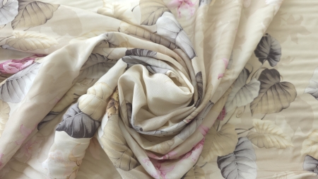 țesătură naturală din vâscoză cu imprimeu floral răsucită în formă de trandafir pe pat