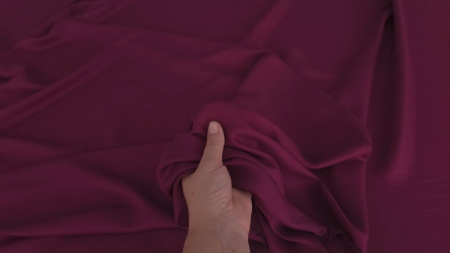 tesatura satinata Dark Plum pentru captuseala tinuta in mana