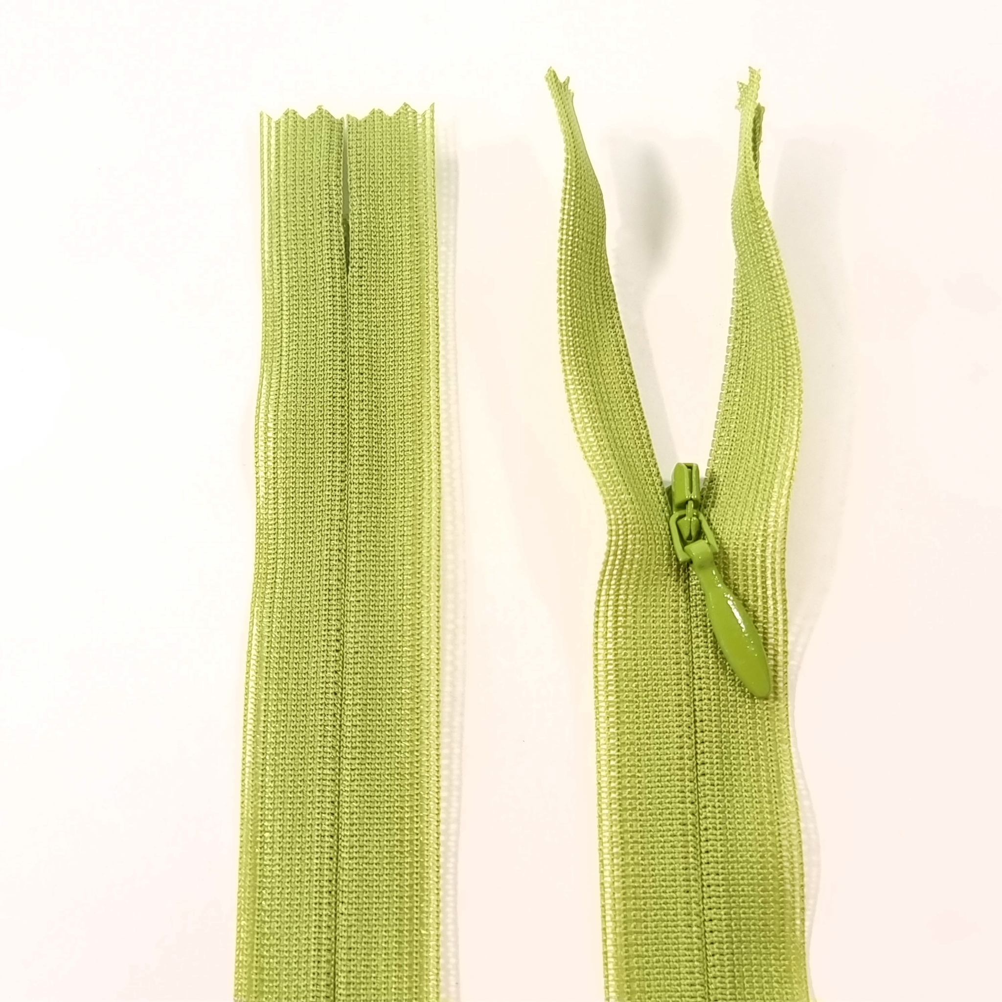 tragator plat verde fistic pe fundal alb