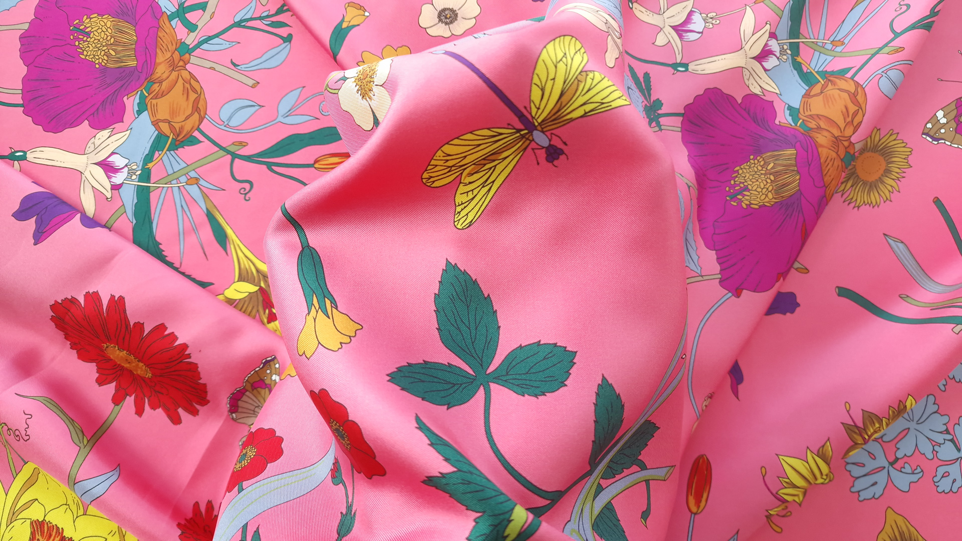 twill fuxia cu imprimeu floral, crin roșu și albină galbenă