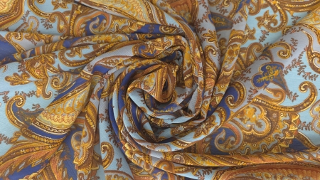 desen ornamental rasucit in spirala cu accente portocalii si maro