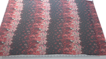 voal creponat imprimat cu model floral din matase naturala intins pe masa cu rigla