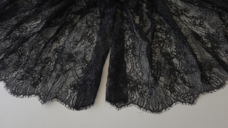Dantelă neagra tip chantilly rebrodată cu micropaiete așezată în falduri largi