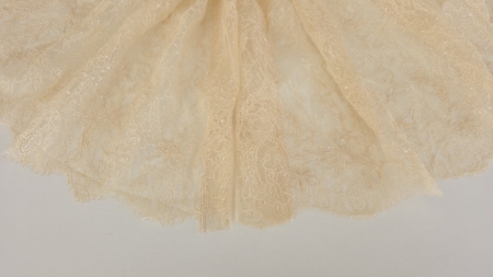 Dantela nude tip chantilly rebrodata cu micropaiete cod 60239 in falduri