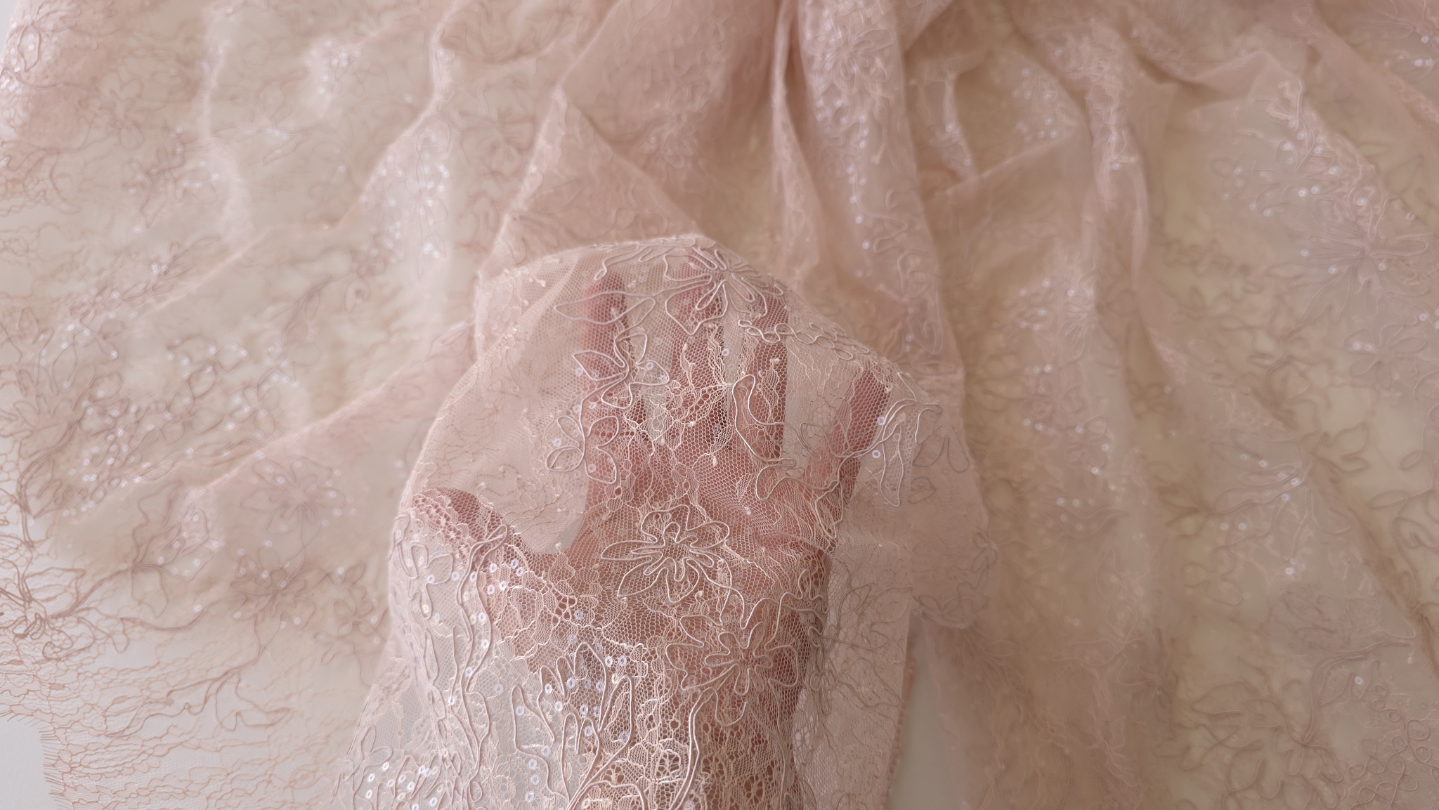 Dantela roz pal cu micropaiete la metru drapata peste mana in nuanta baby pink