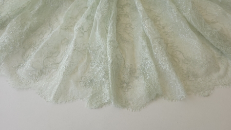 Dantela verde ou de rata tip chantilly rebrodata cu micropaiete cod 60238 in falduri