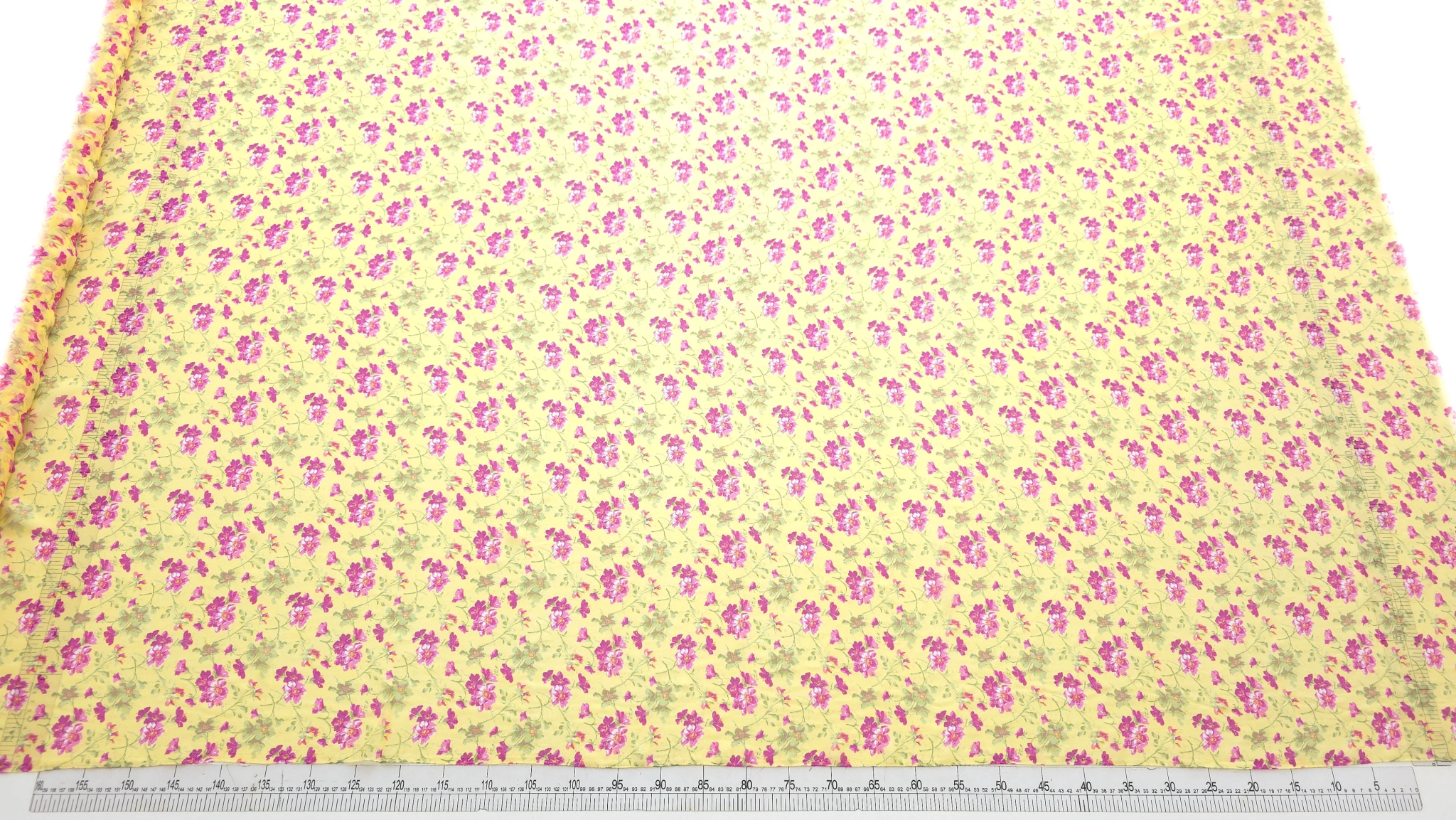 Garza cu imprimeu floral din matase naturala cod PCS164EV61C asezata pe masa cu rigla