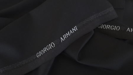 Liziera cu marcaj Giorgio Armani pe stofa neagra de costum