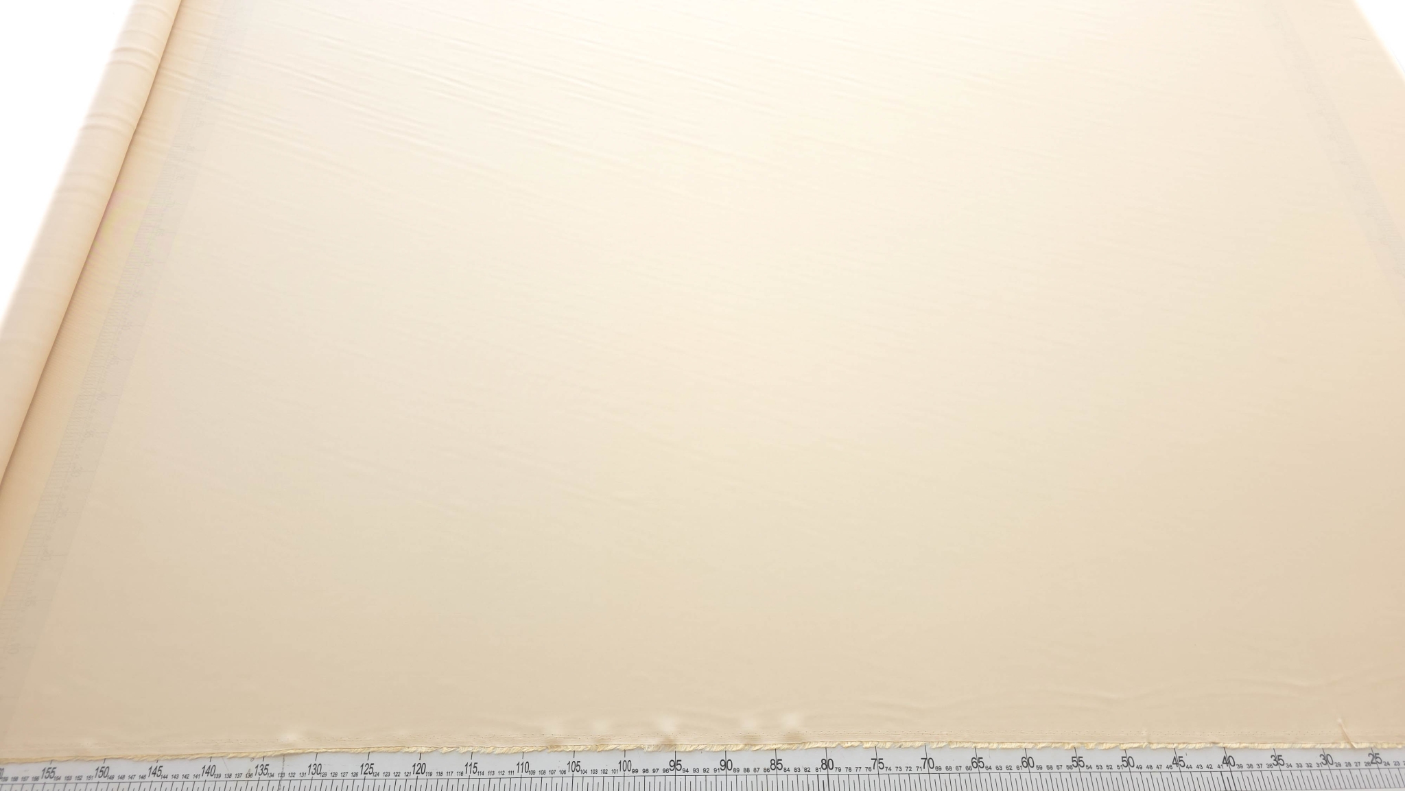 Twill natural din vascoza crem masurat pe masa cu rigla