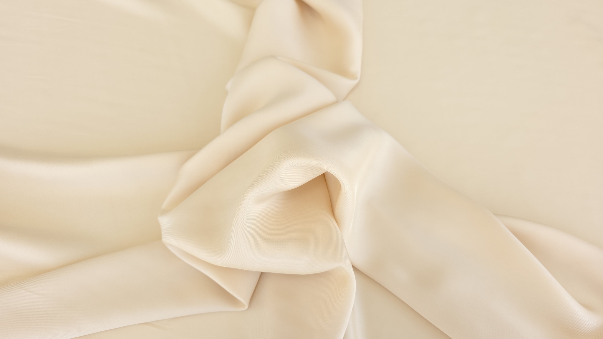 Twill natural din vascoza crem Val larg de material asezat peste un sul cu umbre blande