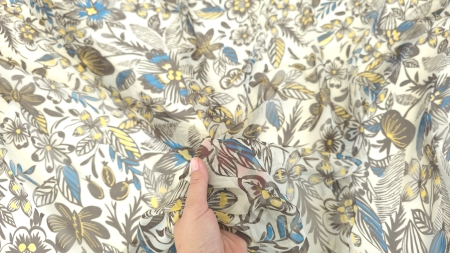 Voal Georgette din matase naturala cu imprimeu floral grafic tinut in mana