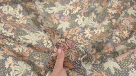 Voal creponat din matase naturala cu imprimeu floral tinut in mana