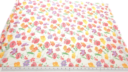 Voal cu imprimeu floral din matase naturala întins pe masă lângă riglă de croitorie