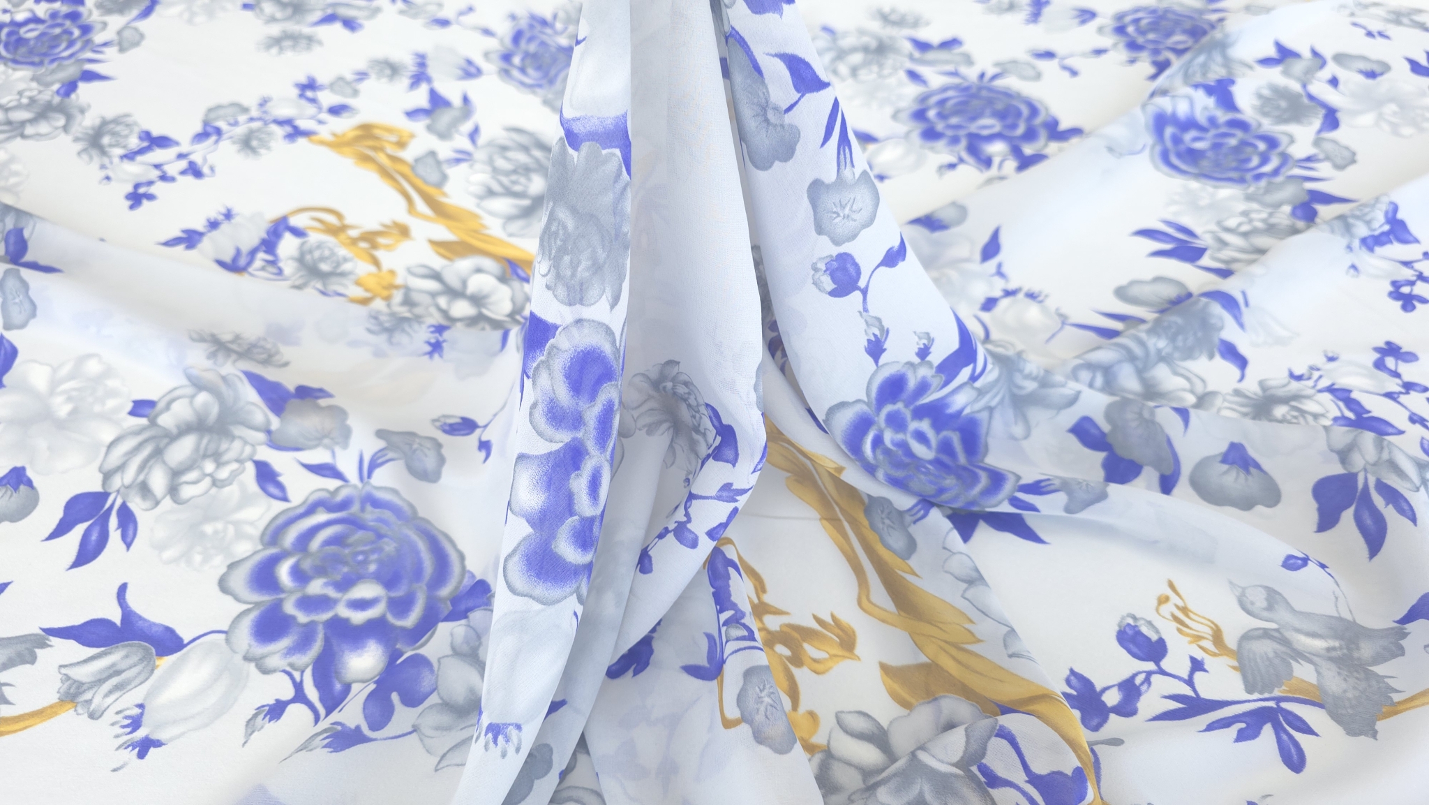 Voal vaporos cu print floral la metru cu cadere usoara si fluida