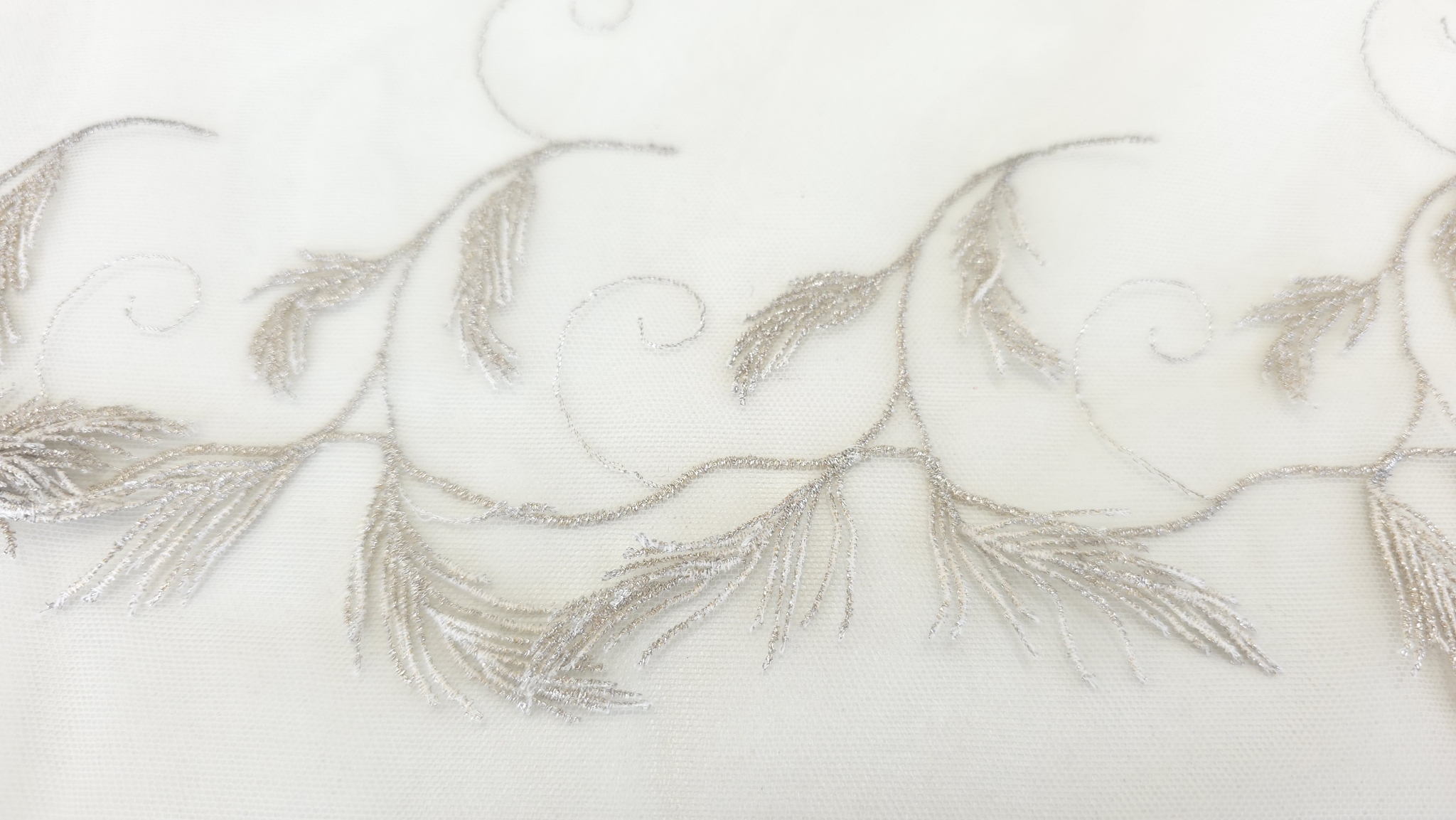 Broderie 3d pe tul fin ivory, cu șir continuu de crenguțe pe același rând