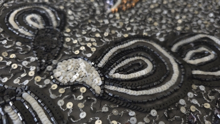 Broderie argintie cu mărgele tubulare, detaliu de motiv concentric