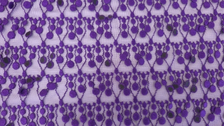 Tulle mov cu broderie din bumbac privit în unghi, cu buline în relief pe rânduri