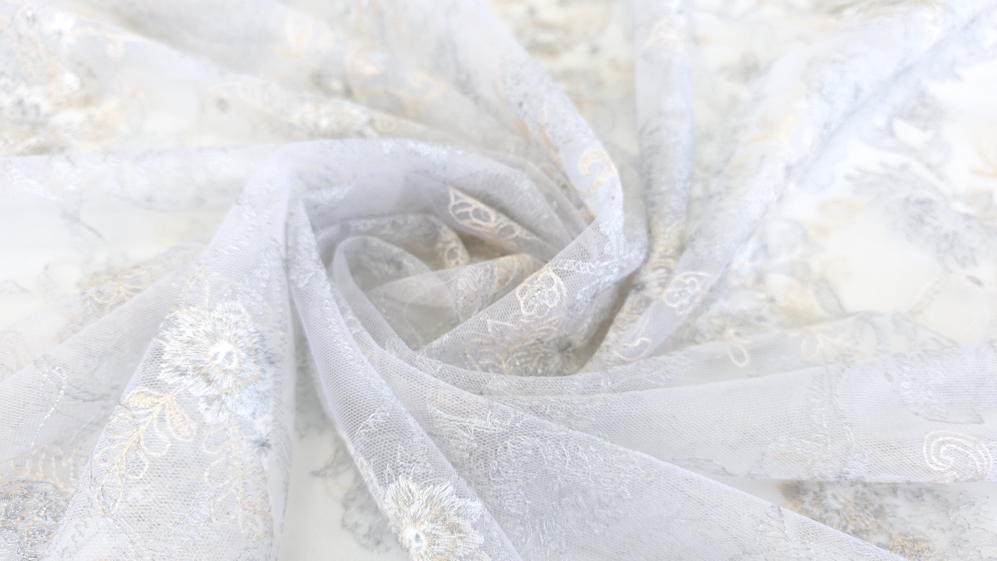 Broderie florală pe organza cu fir argintiu răsucită în spirala