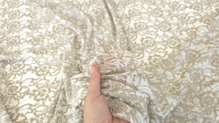 broderie grej pe fond ivory strânsă în palmă