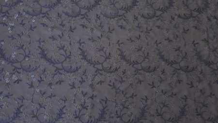 Detaliu de broderie în relief, cu paiete mici prinse în centrul florilor