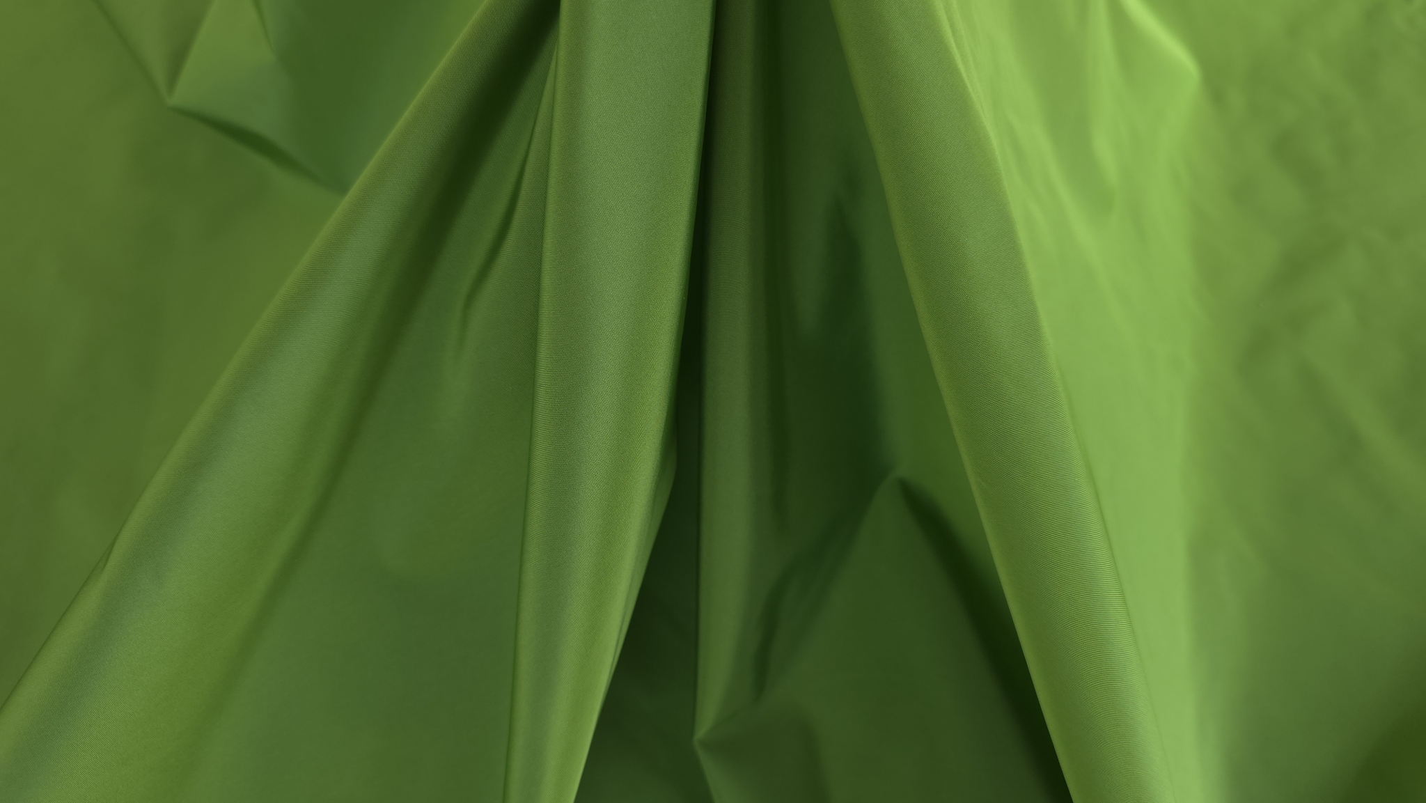 Cadere de tesatura verde crud cu suprafata neteda