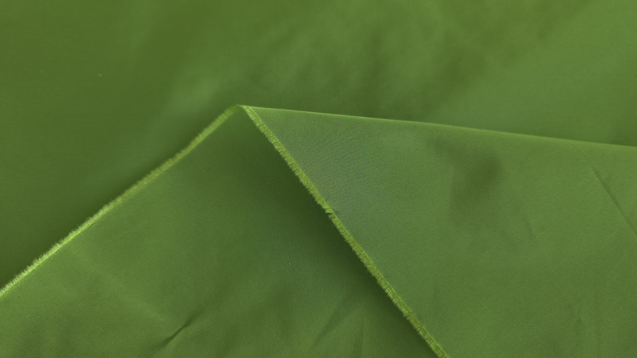 Colt indoit de material verde cu marginea taiata vizibila