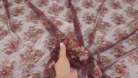 Dantelă burgundy cu broderie florală pastel strânsă în mână peste metrajul întins