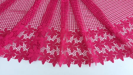 Dantela macrame fuxia la metru cu bordura florala